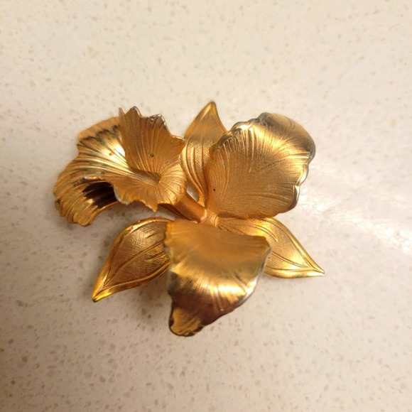 Vintage cerrito original 1982 orchid flower brooch etched brushed gold tone - Picture 2 of 6
